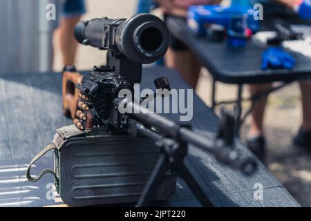 Vue rapprochée de l'avant de l'oscilloscope du fusil et du canon debout sur la table à l'atelier du forgeron. Tir horizontal. Photo de haute qualité Banque D'Images