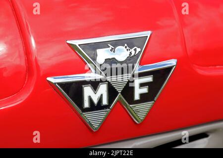 Badge sur tracteur Massey Ferguson rouge Banque D'Images