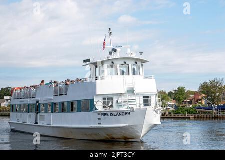 Bay Shore, New York, États-Unis - 10 août 2022 : un ferry pour passagers de Fire Island quitte le terminal Bay Shore avec un bateau complet de passagers se dirigeant vers Ocea Banque D'Images