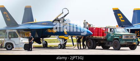 Farmingdale, New York, États-Unis - 26 mai 2022 : deux avions Blue Angels de la marine américaine sont desservis par l'équipe de maintenance après un vol à l'aéroport de Republic sur Lo Banque D'Images