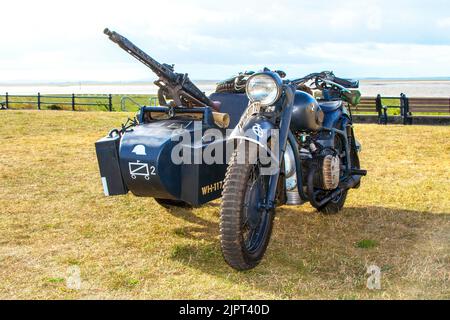 1958 50s, années cinquante, 1950s MZ-URAL, BMW R71 motos, russe Heavy Motorcycle & Sidecar ; Seconde Guerre mondiale, Seconde Guerre mondiale, Seconde Guerre mondiale, WW2. Véhicule militaire au Festival de Lytham, fin de semaine de la guerre 2022 Banque D'Images