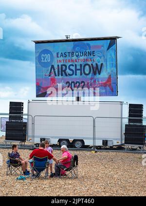 Eastbourne, East Sussex, Royaume-Uni, 20 septembre 2022. Une famille attend sur la plage à côté d'un panneau électronique annonçant le salon annuel Eastbourne Airshow, l'un des plus grands événements gratuits du genre dans le pays. De nombreux avions ont pris l'avion, dont Spitfires, l'équipe des flèches rouges, le vol commémoratif de la bataille d'Angleterre et bien d'autres. Credit: Andy Soloman/Alay Live News Banque D'Images