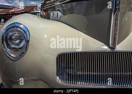 Liban, TN - 13 mai 2022 : gros plan sur les phares d'un coupé Willys Americar 1941 lors d'un salon automobile local. Banque D'Images