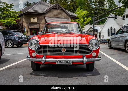 Highlands, Caroline du Nord - 10 juin 2022 : vue avant à faible perspective d'un coupé à toit rigide Fiat 1500 1966 lors d'un salon de voiture local. Banque D'Images