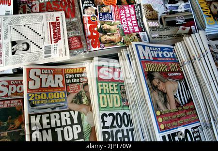 Ventes de journaux dans le centre de Londres, Royaume-Uni. Sur la photo : l'étoile du quotidien, le soleil et le miroir du quotidien. Banque D'Images