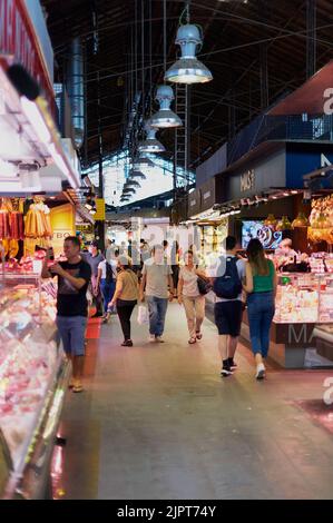 Barcelone, ESPAGNE - 15 JUIN 2022 : des rues avec des boutiques à l'intérieur du marché de Boqueria à Barcelone. Banque D'Images