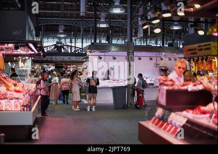 Barcelone, ESPAGNE - 15 JUIN 2022 : des rues avec des boutiques à l'intérieur du marché de Boqueria à Barcelone. Banque D'Images