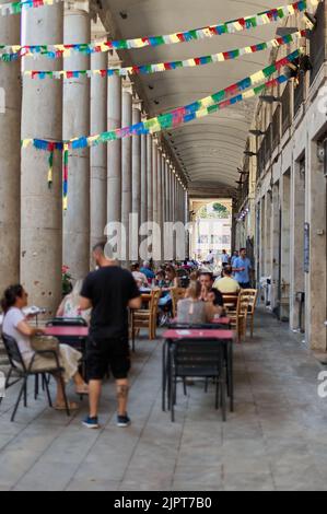 Barcelone, ESPAGNE - 15 JUIN 2022 : des rues avec des boutiques à l'intérieur du marché de Boqueria à Barcelone. Banque D'Images