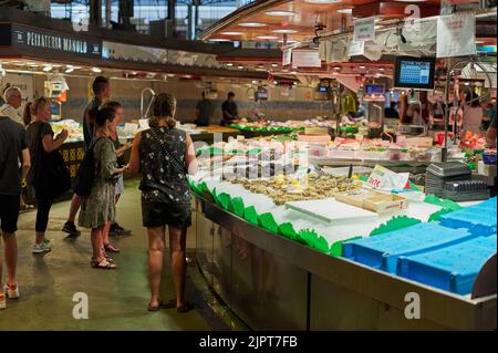 Barcelone, ESPAGNE - 15 JUIN 2022 : des rues avec des boutiques à l'intérieur du marché de Boqueria à Barcelone. Banque D'Images