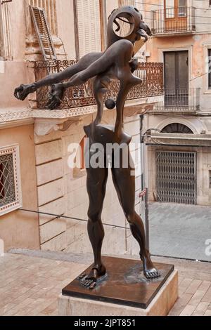 FIGUERES, ESPAGNE - 27 FÉVRIER 2022 : sculpture de Salvador Dali en hommage à Newton à Figueres, Catalogne, Espagne. Banque D'Images