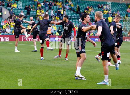 Norwich, Royaume-Uni. 19th août 2022. Les joueurs de Millwall se réchauffent avant le match de championnat de pari de ciel entre Norwich City et Millwall à Carrow Road sur 19 août 2022 à Norwich, en Angleterre. (Photo par Mick Kearns/phcimages.com) crédit: Images de la SSP/Alamy Live News Banque D'Images