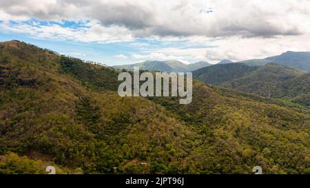 Vue aérienne des montagnes avec forêt tropicale et nuages. Sri Lanka. Banque D'Images