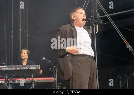 Glanusk Park, Royaume-Uni. Vendredi 19 août 2022. KAE Tempest en représentation au Festival Green Man 2022 à Glanusk Park, Brecon Beacons, pays de Galles. Date de la photo: Vendredi, 19 août 2022. Le crédit photo devrait se lire: Richard Gray/Alamy Live News Banque D'Images