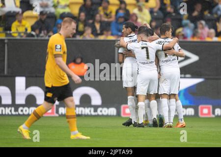 Dresde, Allemagne. 20th août 2022. Football : ligue 3rd, Dynamo Dresden - SV Elversberg, Matchday 5 au stade Rudolf Harbig. Les joueurs d'Elversberg applaudissent après avoir atteint le but 0:1. Credit: Sebastian Kahnert/dpa/Alay Live News Banque D'Images