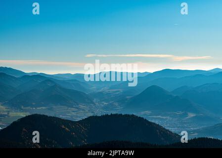 Ruzomberok ville avec des collines autour de Velky Choc sommet de colline dans Chocske vrchy montagnes en Slovaquie pendant la belle fin de l'automne Banque D'Images