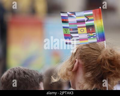 Magdebourg, Allemagne. 20th août 2022. Les participants du stand de la CDD au Vieux marché. Cette année, le CSD Christopher Street Day à Magdeburg s'est terminé par une démonstration et un festival de la ville. La devise « Queer Europe - Never Gent You Gent up » a été au centre de l'événement. Credit: Matthias Bein/dpa/Alay Live News Banque D'Images