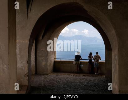 Vue sur le golfe de Naples depuis Castel Sant'Elmo Banque D'Images