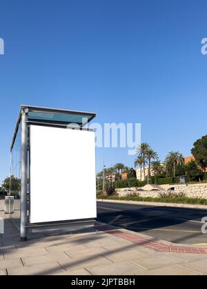 Bannière blanche sur l'arrêt de bus sur une rue - photo de stock Banque D'Images