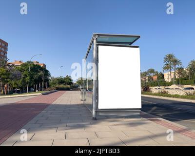 Bannière blanche sur l'arrêt de bus sur une rue - photo de stock Banque D'Images