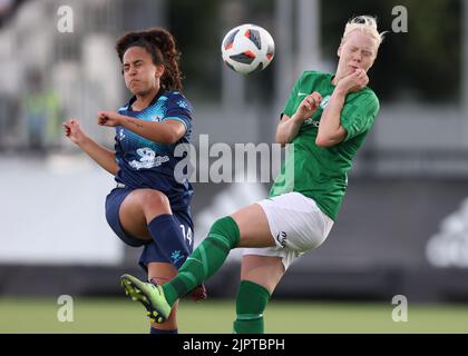 Turin, Italie, le 18th août 2022. Yuval Nagar, de Kiryat Gat WFC, est en conflit avec Daniela Lambin, de Tallinna FC Flora, lors du match de l'UEFA Womens Champions League au centre d'entraînement de Juventus, à Turin. Crédit photo à lire: Jonathan Moscrop / Sportimage crédit: Sportimage / Alay Live News Banque D'Images