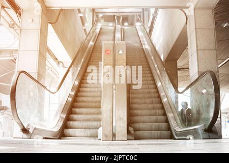 Escalier mécanique dans une station de métro moderne Banque D'Images