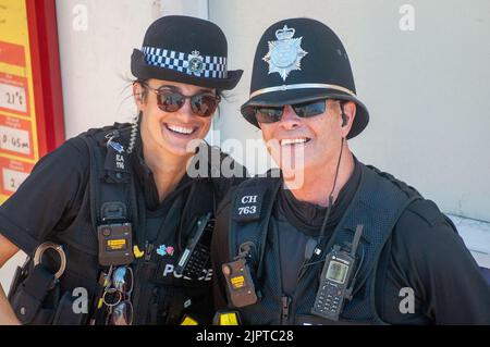 Eastbourne, East Sussex, Royaume-Uni, 20 septembre 2022. Un policier et un policier en service sur la promenade du spectacle aérien annuel d'Eastbourne, l'un des plus grands événements gratuits du genre dans le pays. De nombreux avions ont pris l'avion, dont Spitfires, l'équipe des flèches rouges, le vol commémoratif de la bataille d'Angleterre et bien d'autres. Banque D'Images