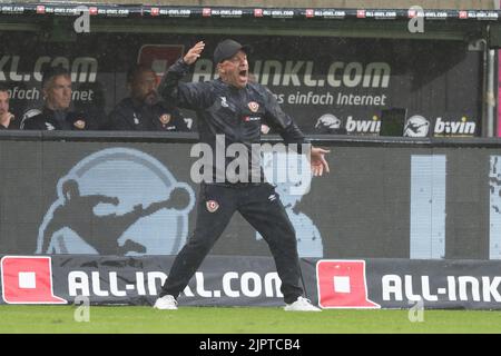 Dresde, Allemagne. 20th août 2022. Football : ligue 3rd, Dynamo Dresden - SV Elversberg, Matchday 5 au stade Rudolf Harbig. L'entraîneur de dynamo Markus Anfang gestes pendant le jeu. Credit: Sebastian Kahnert/dpa/Alay Live News Banque D'Images