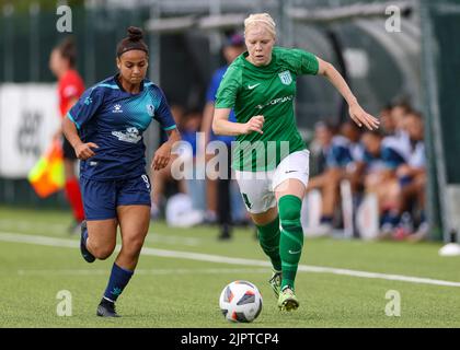 Turin, Italie, le 18th août 2022. Batoul Khaled Dar Khalil de Kiryat Gat WFC et Daniela Lambin de Tallinna FC Flora après le bal lors du match de l'UEFA Womens Champions League au centre d'entraînement de Juventus, à Turin. Crédit photo à lire: Jonathan Moscrop / Sportimage crédit: Sportimage / Alay Live News Banque D'Images