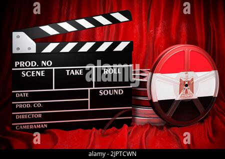 Cinéma égyptien, industrie cinématographique, cinéma en Egypte, concept. Clapperboard avec et bobines de film sur le tissu rouge, rendu 3D Banque D'Images