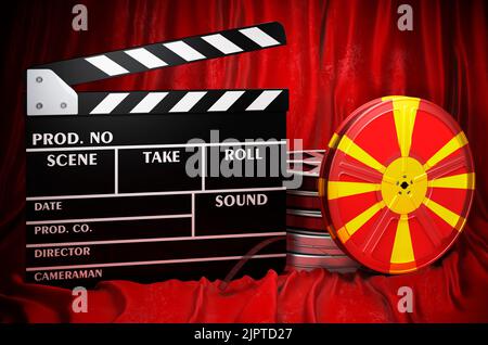 Cinéma macédonien, industrie cinématographique, cinéma en Macédoine, concept. Clapperboard avec et bobines de film sur le tissu rouge, rendu 3D Banque D'Images