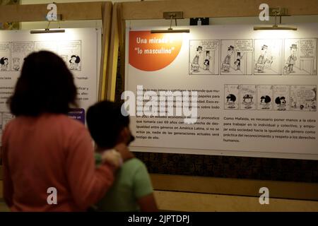 Mexico, Mexico, Mexique. 19th août 2022. 19 août 2022, Mexico, Mexique: Les visiteurs assistent à l'ouverture de l'exposition temporaire 'Mafalda: Miradas a lo féminisa', avec le thème du genre et des droits que son auteur Quino a capturés dans des bandes depuis 1964. L'exposition de bandes dessinées est le Musée des Constitutions de l'Université nationale autonome du Mexique à Mexico. Sur 19 août 2022 à Mexico, Mexique. (Credit image: © Luis Barron/eyepix via ZUMA Press Wire) Banque D'Images