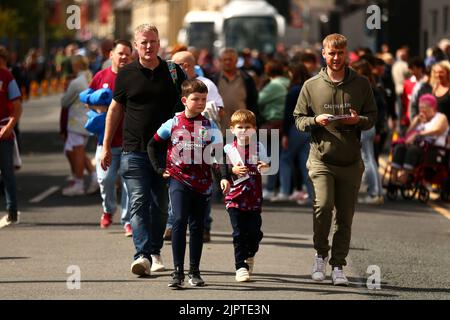 Les fans de Burnley arrivent à l'extérieur du stade avant le match du championnat Sky Bet à Turf Moor, Burnley. Date de la photo: Samedi 20 août 2022. Banque D'Images