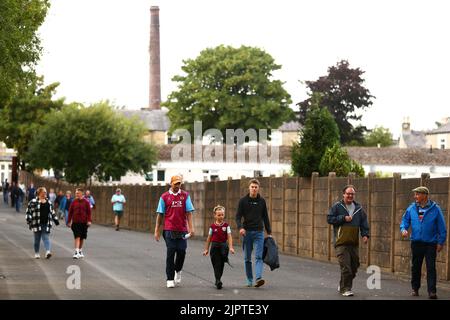 Les fans de Burnley arrivent à l'extérieur du stade avant le match du championnat Sky Bet à Turf Moor, Burnley. Date de la photo: Samedi 20 août 2022. Banque D'Images