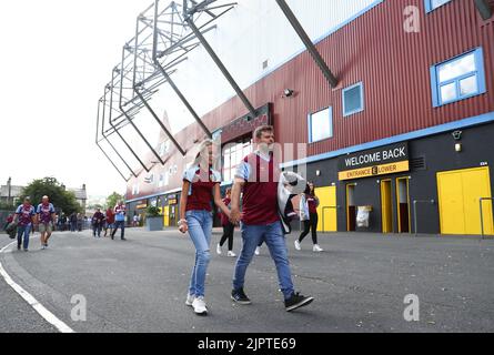 Les fans de Burnley arrivent à l'extérieur du stade avant le match du championnat Sky Bet à Turf Moor, Burnley. Date de la photo: Samedi 20 août 2022. Banque D'Images