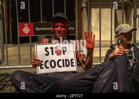 Barcelone, Espagne. 20th août 2022. Le militant climatique couvert de faux sang s'est enchaîné lors d'une manifestation contre le changement climatique devant le crédit de la Generalita catalane: Matthias Oesterle/Alamy Live News Banque D'Images