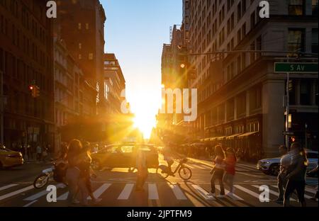 Animation dans les rues avec des gens, des taxis et des vélos sur 5th Avenue à Manhattan, New York City NYC Banque D'Images