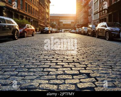 Vieille rue pavée avec des voitures garées le long du trottoir dans le quartier Tribeca de Manhattan à New York City NYC Banque D'Images