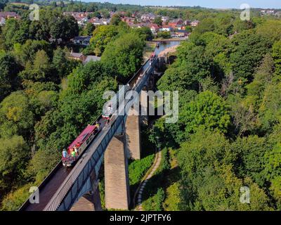 Vue aérienne de l'aqueduc de Pontcysyllte qui porte le canal de Llangollen en traversant la rivière Dee dans la vallée de Llangollen, dans le nord-est du pays de Galles. Banque D'Images