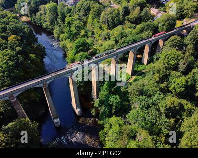 Vue aérienne de l'aqueduc de Pontcysyllte qui porte le canal de Llangollen en traversant la rivière Dee dans la vallée de Llangollen, dans le nord-est du pays de Galles. Banque D'Images