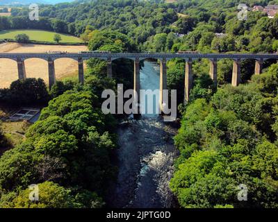 Vue aérienne de l'aqueduc de Pontcysyllte qui porte le canal de Llangollen en traversant la rivière Dee dans la vallée de Llangollen, dans le nord-est du pays de Galles. Banque D'Images