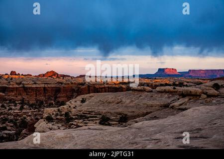 Des ciels orageux sur la vaste région sauvage des Canyonlands dans le district des aiguilles Banque D'Images