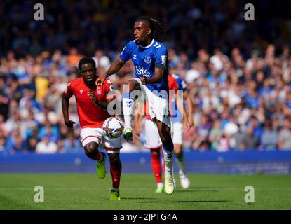 Orel Mangala de Nottingham Forest (à gauche) et Alex Iwhi d'Everton se battent pour le ballon lors du match de la Premier League à Goodison Park, Liverpool. Date de la photo: Samedi 20 août 2022. Banque D'Images