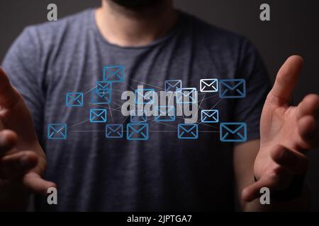 Un rendu 3D d'un symbole d'e-mail et des communications réseau sur un arrière-plan flou Banque D'Images