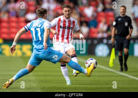 Stoke, Royaume-Uni. 20th août 2022 ; Bet365 Stadium, Stoke, Staffordshire, Angleterre ; Championnat de football, Stoke City versus Sunderland: Jordan Thompson de Stoke City traverse le ballon après Lynden Gooch de Sunderland crédit: Action plus Sports Images/Alamy Live News Banque D'Images