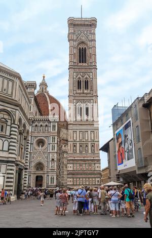 FLORENCE, ITALIE - 13 SEPTEMBRE 2018 : ce sont des groupes touristiques devant le clocher de Giotto de la cathédrale. Banque D'Images
