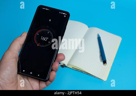 mesure de la direction à l'aide d'un compas sur votre téléphone mobile Banque D'Images