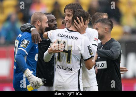 Dresde, Allemagne. 20th août 2022. Football : ligue 3rd, Dynamo Dresden - SV Elversberg, Matchday 5 au stade Rudolf Harbig. Les joueurs d'Elversberg applaudissent après le match. Credit: Sebastian Kahnert/dpa/Alay Live News Banque D'Images