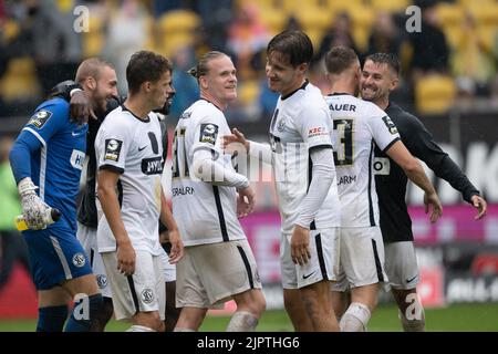 Dresde, Allemagne. 20th août 2022. Football : ligue 3rd, Dynamo Dresden - SV Elversberg, Matchday 5 au stade Rudolf Harbig. Les joueurs d'Elversberg applaudissent après le match. Credit: Sebastian Kahnert/dpa/Alay Live News Banque D'Images