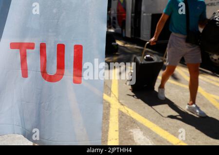 Palma, Espagne. 20th août 2022. Un homme marche vers un bus derrière un drapeau TUI sur le terrain de l'aéroport de Palma de Majorque. Credit: Clara Margais/dpa/Alay Live News Banque D'Images