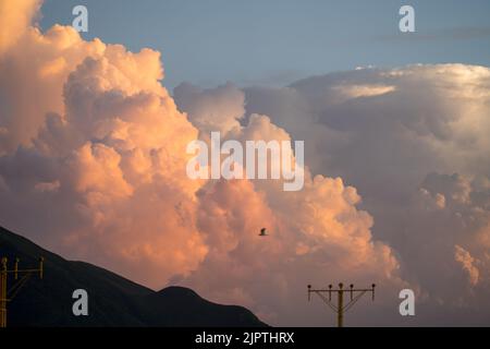 Prendre le coucher du soleil après la pluie, Chek Lap Kok. (Août 2022) Banque D'Images